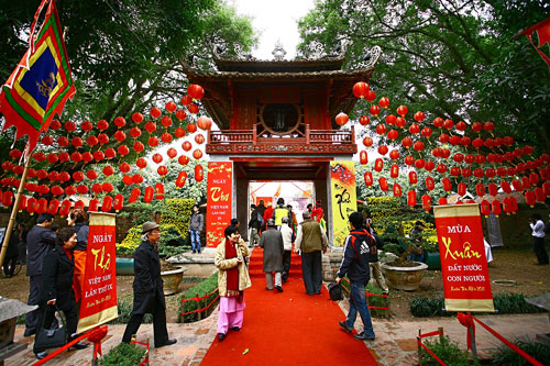 The 9th National Poetry Day graces the Temple of Literature